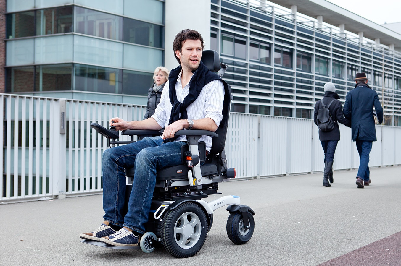 Chaise roulante, fauteuil médical : quand sont-ils recommandés ?